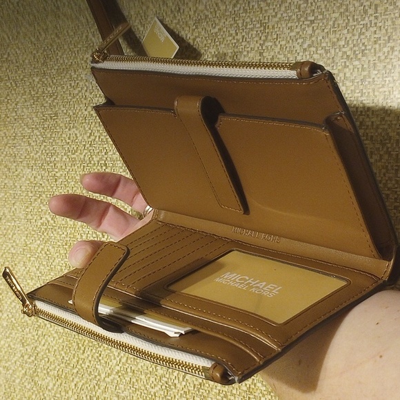 Micheal kors nwt double zip pocket snap wallet retails 198.00 jet set collection - Picture 6 of 13